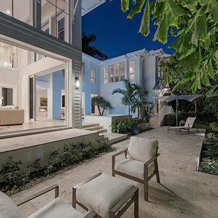 マイアミの大きいトランジショナルスタイルのおしゃれな横庭のデッキ (噴水、日よけなし) の写真