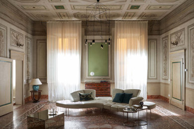 Ispirazione per un soggiorno classico con pavimento in marmo e con abbinamento di mobili antichi e moderni