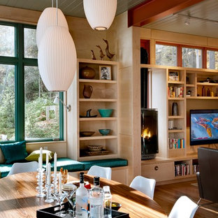 バーリントンのコンテンポラリースタイルのLDKの画像 (無垢フローリング、薪ストーブ)