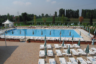 Idee per un'ampia piscina moderna