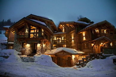 Cette image montre une façade de maison chalet.