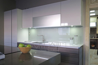 Inspiration for a contemporary kitchen in Orlando with grey splashback.