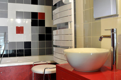 Cette photo montre une salle de bain tendance.