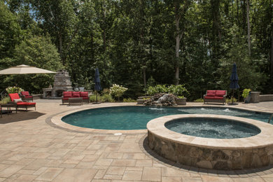 Minimalist pool photo in Richmond