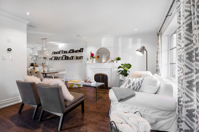 Example of a transitional living room design in Toronto