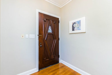 Example of a trendy entryway design in Columbus