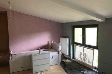Idée de décoration pour une chambre d'amis nordique de taille moyenne avec un mur rose, sol en stratifié, aucune cheminée et un sol beige.