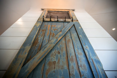 Ejemplo de entrada de estilo de casa de campo de tamaño medio con paredes blancas, puerta simple y puerta azul