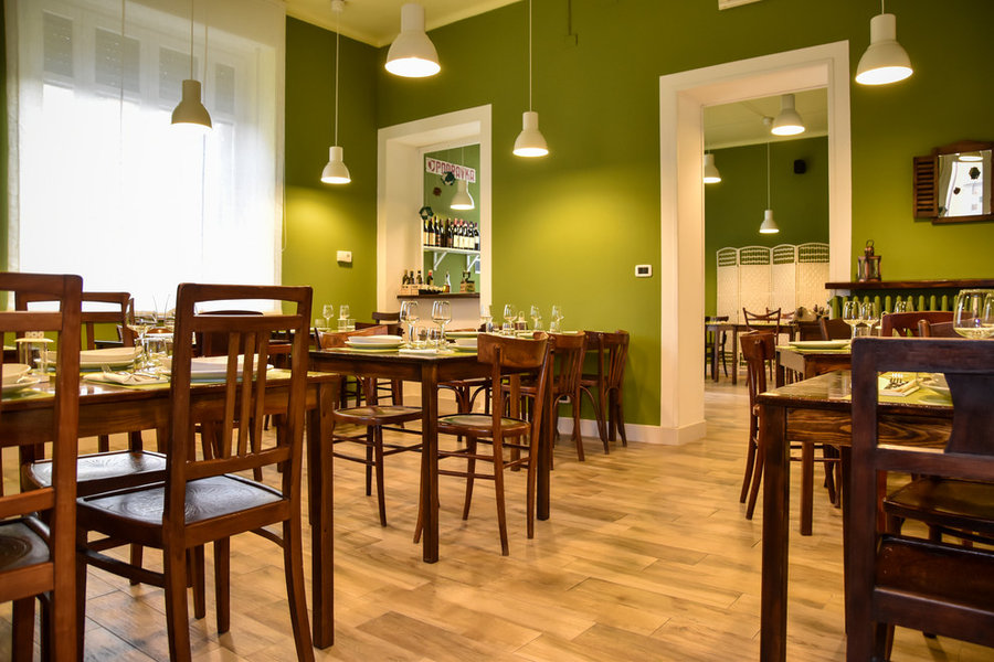 Relooking di ristorante rustico-chic verde olivaradiatore
