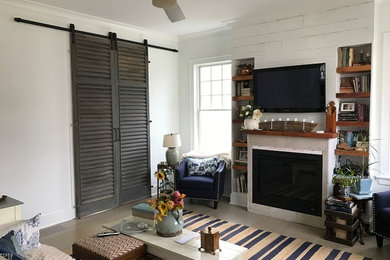 Example of a classic family room design in New York