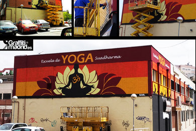 Decoracion exterior de fachada en escuela de yoga suadharma