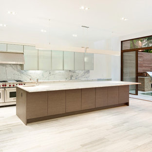 Foto de cocina en L, actual, con armarios con paneles lisos y electrodomésticos de acero inoxidable