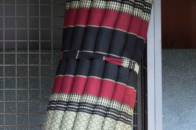 Thai Rollmatte in schwarz/roter Stofffarbe mit Kapok-Füllung, BxT: 185 x 107 cm