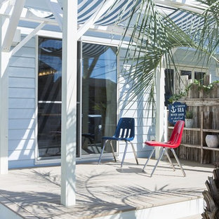 他の地域のビーチスタイルのおしゃれな横庭のデッキ (オーニング・日よけ) の写真