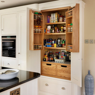 Idées déco pour une arrière-cuisine moderne.