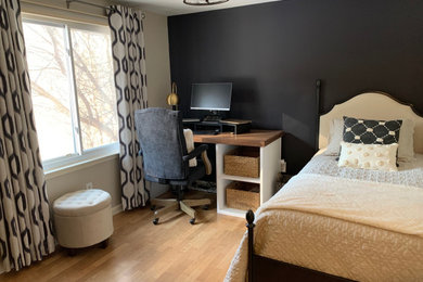 デトロイトにある小さなトランジショナルスタイルのおしゃれな客用寝室 (黒い壁、ラミネートの床) のレイアウト