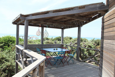 Foto di una piccola veranda country con pavimento in legno massello medio, soffitto classico e pavimento marrone
