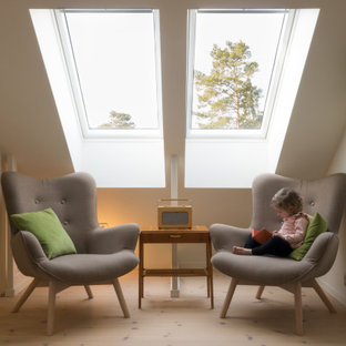 Idéer för att renovera ett litet vintage könsneutralt barnrum kombinerat med lekrum, med gröna väggar, plywoodgolv och brunt golv