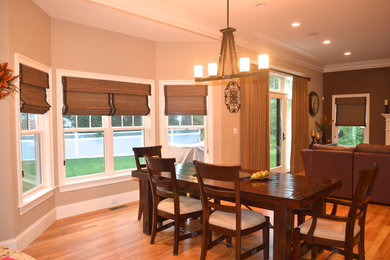 Example of a classic dining room design in San Diego