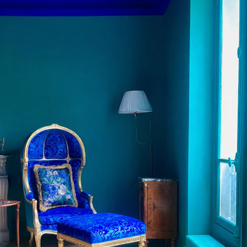 Un bureau bleu Klein et turquoise