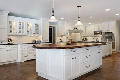 Inspiration for a contemporary kitchen remodel in Montreal