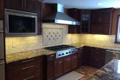Kitchen - traditional kitchen idea in Columbus