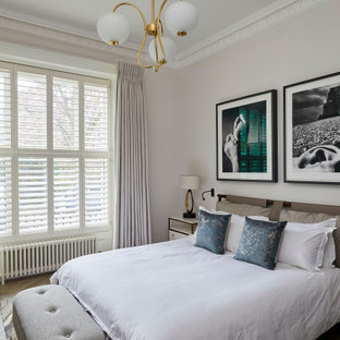 Großes Klassisches Hauptschlafzimmer ohne Kamin mit weißer Wandfarbe, hellem Holzboden, grauem Boden und Kassettendecke in London