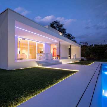 Fachada de la Casa Herrero por la noche
