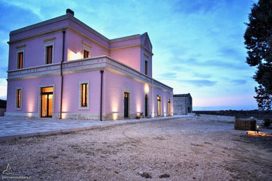 Idee per la villa grande rosa rustica a due piani con falda a timpano, copertura in tegole e tetto rosso