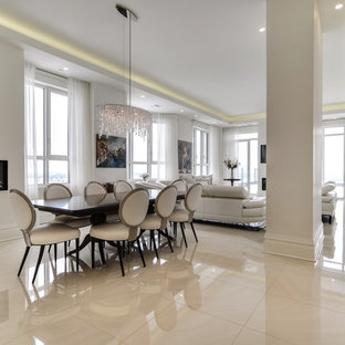 Idee per una sala da pranzo design di medie dimensioni con pareti bianche, pavimento in marmo, camino classico, cornice del camino in intonaco e pavimento bianco