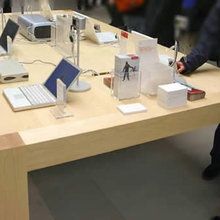Apple Store Table