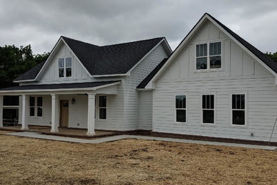 Inspiration for a farmhouse porch remodel in Nashville