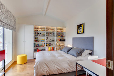 Photo of a contemporary bedroom in Toulouse.