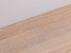 Holzboden ohne Sockelleiste
