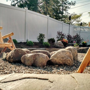 Mittelgroßer Eklektischer Kiesgarten hinter dem Haus mit Feuerstelle und direkter Sonneneinstrahlung in Philadelphia