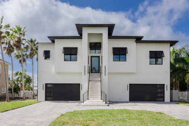 Example of an exterior home design in Tampa