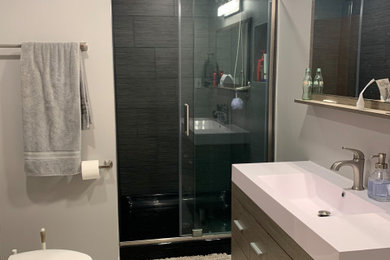 Minimalist bathroom photo in Kansas City