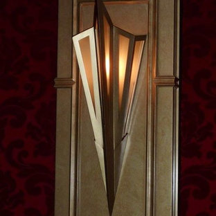 Cette image montre une très grande salle de cinéma bohème fermée avec un mur rouge, moquette, un écran de projection et un sol rouge.