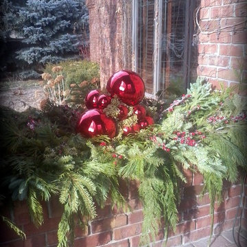 A wide variety of Christmas arrangements, interior and exterior!