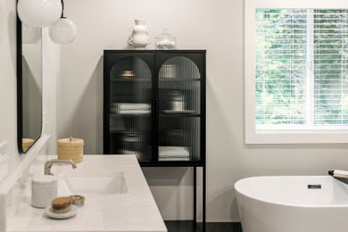 Example of a bathroom design in Seattle