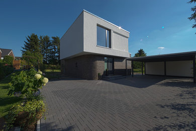 Kleines Modernes Einfamilienhaus mit Mix-Fassade, Flachdach und Misch-Dachdeckung in Hamburg