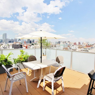 コンテンポラリースタイルのおしゃれなデッキ (オーニング・日よけ) の写真