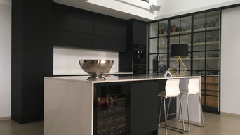 L-Küche mit Insel, Front schwarz matt, Arbeitsplatte Silestone Calacatta