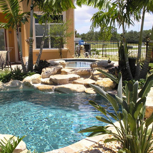 Idéer för stora tropiska anpassad pooler på baksidan av huset, med en fontän och grus