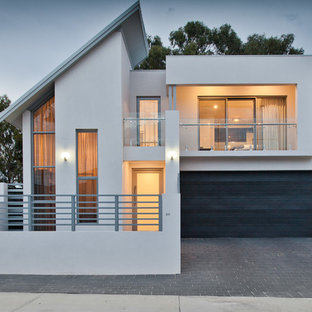 Inspiration för mellanstora moderna hus, med två våningar