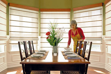 Dining room photo in Toronto