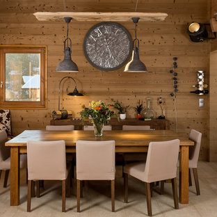 ディジョンの中サイズのラスティックスタイルのLDKの画像 (茶色い壁、淡色無垢フローリング、暖炉なし)