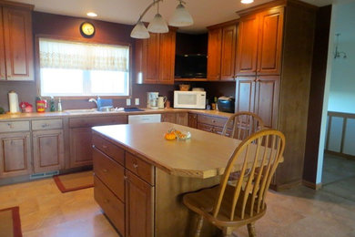 Elegant kitchen photo in Omaha