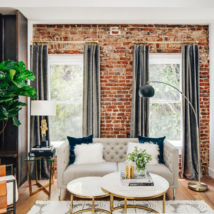 Idéer för att renovera ett litet funkis loftrum, med vita väggar, mellanmörkt trägolv och en standard öppen spis