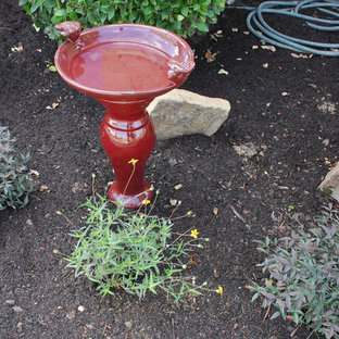 Grauer Garten mit Blumenbeet - Ideen für die Gartengestaltung - August